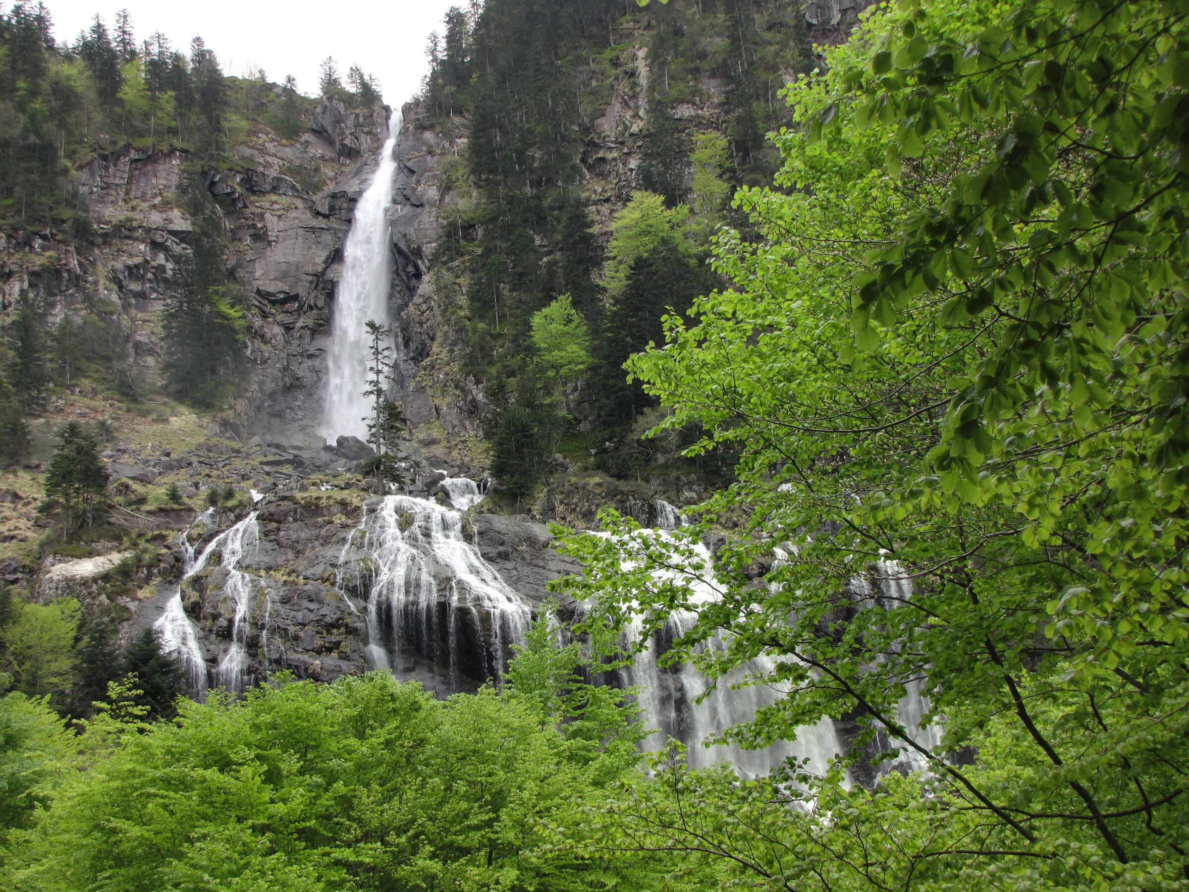 La cascade d'Ars au-dessus d'Aulus-les-Bains, en mai