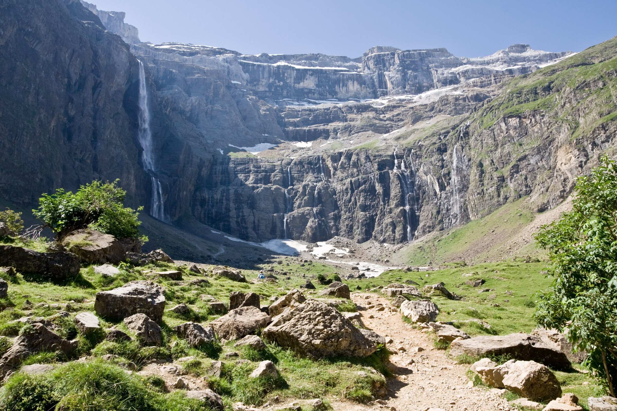 Le cirque de Gavarnie et la Grande Cascade depuis le chemin du fond du cirque