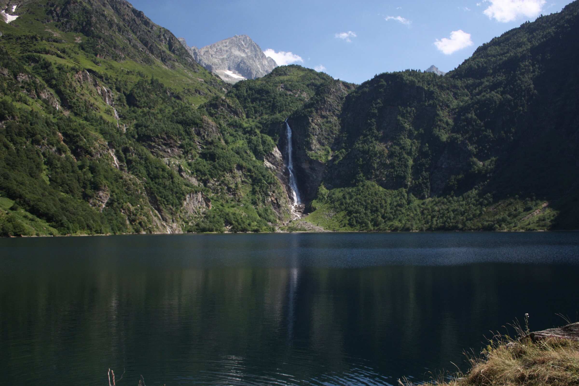 Lac d'Oô and its waterfall, seen from the hut side of the lake