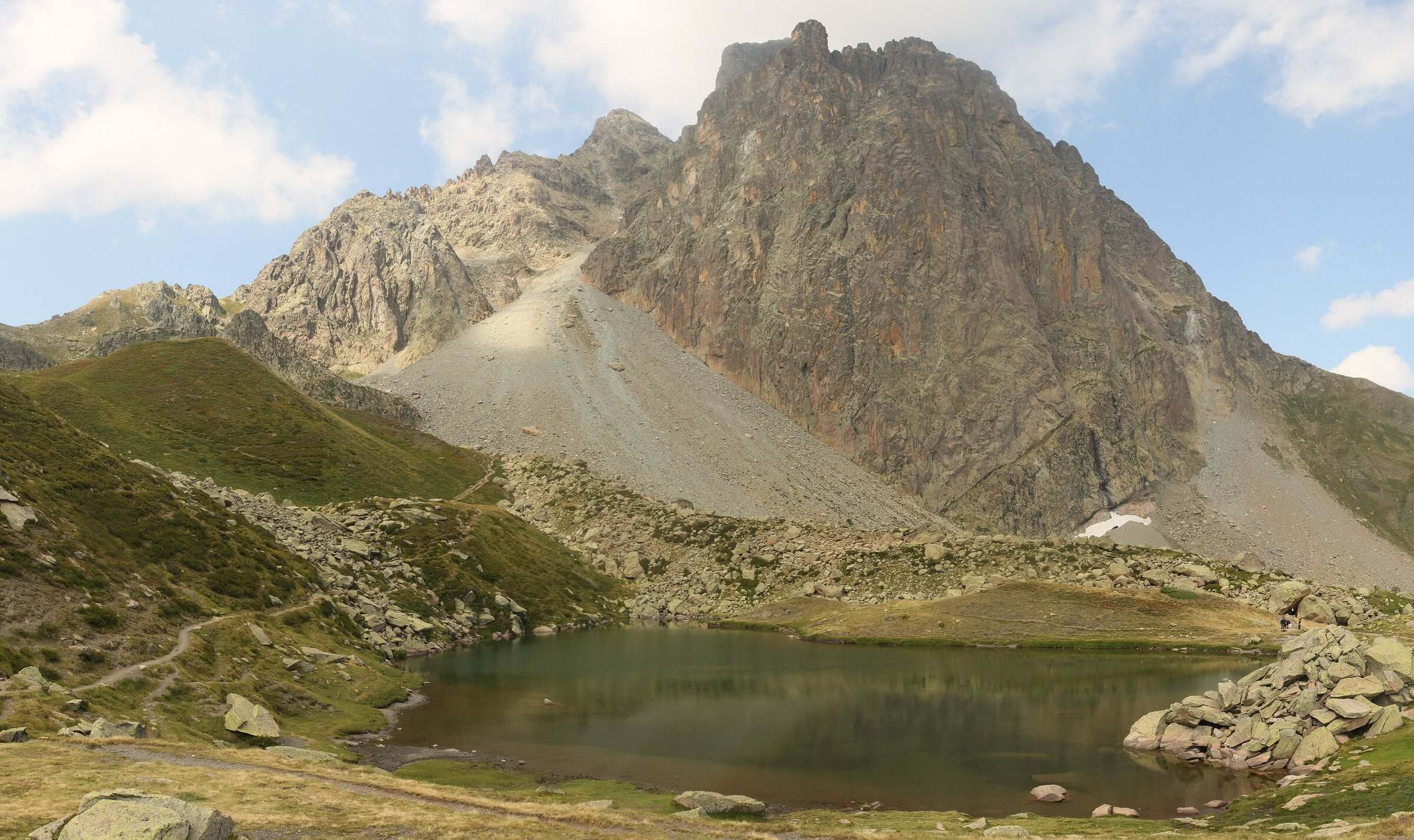 Lac de Pombie below the Pic du Midi d'Ossau, halfway round the loop